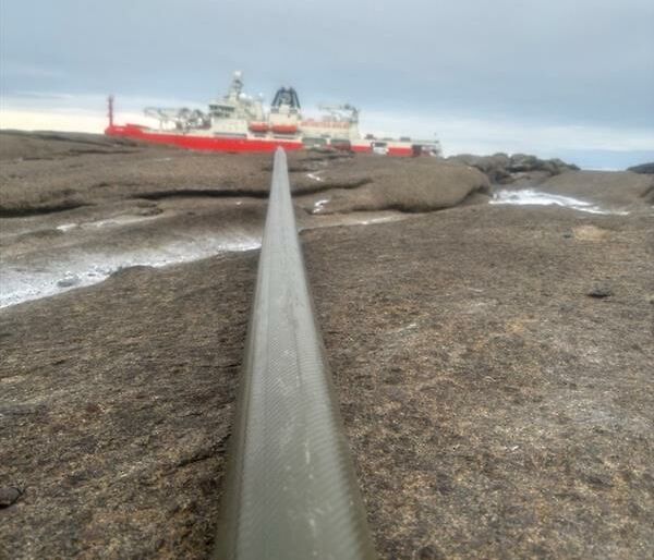 Refuelling line close-up with Nuyina in the background